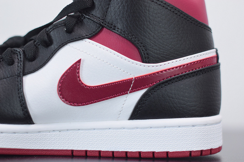 air jordan 1 mid resembles the “bred toe” 554724-066