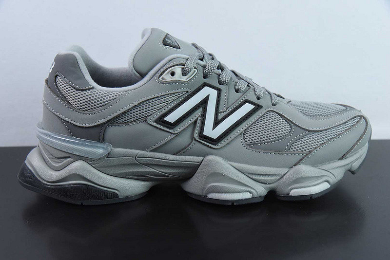 NEW BALANCE SNEAKER